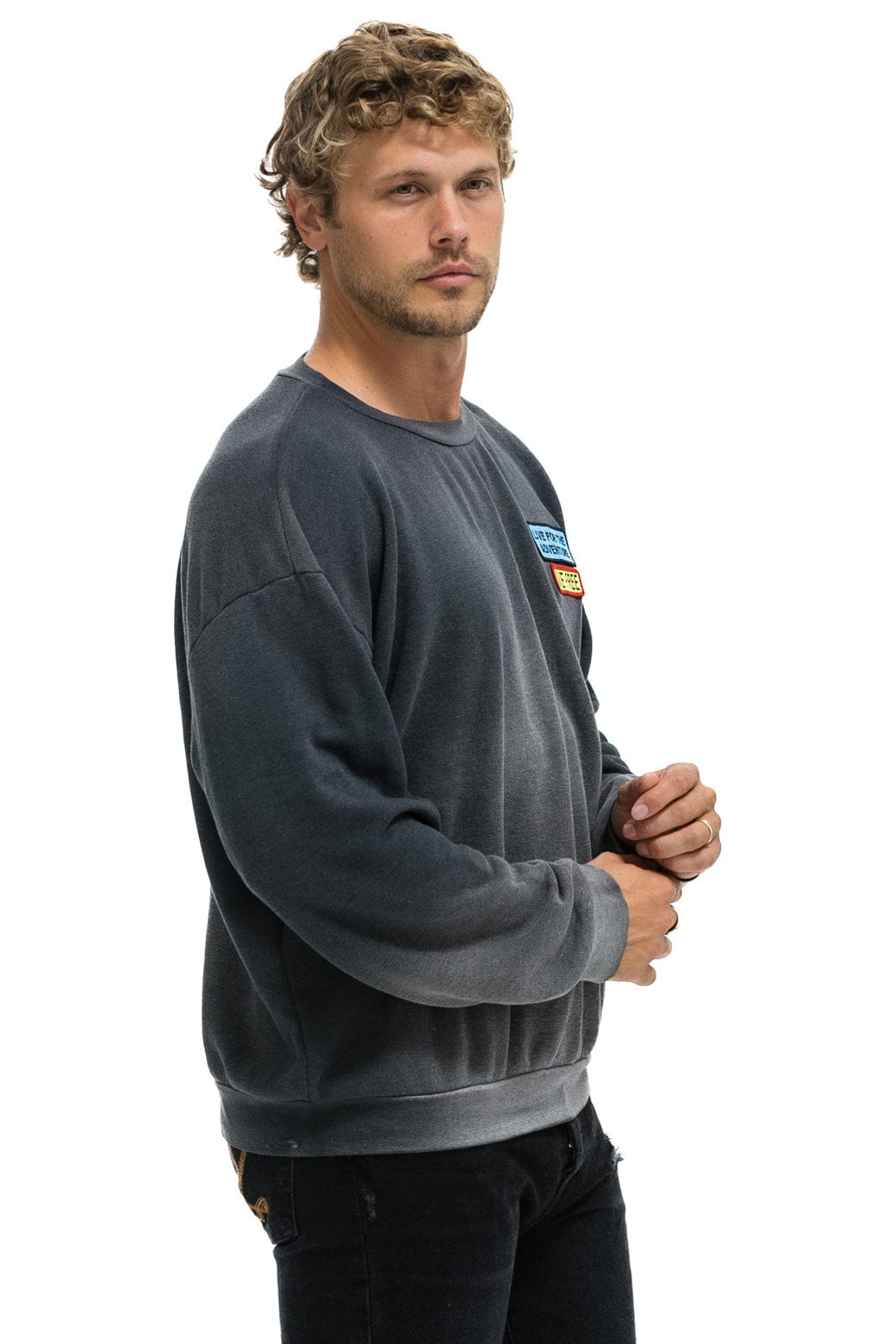 LIVE FREE ADVENTURE PATCH RELAXED CREW SWEATSHIRT - FADED SMOKE